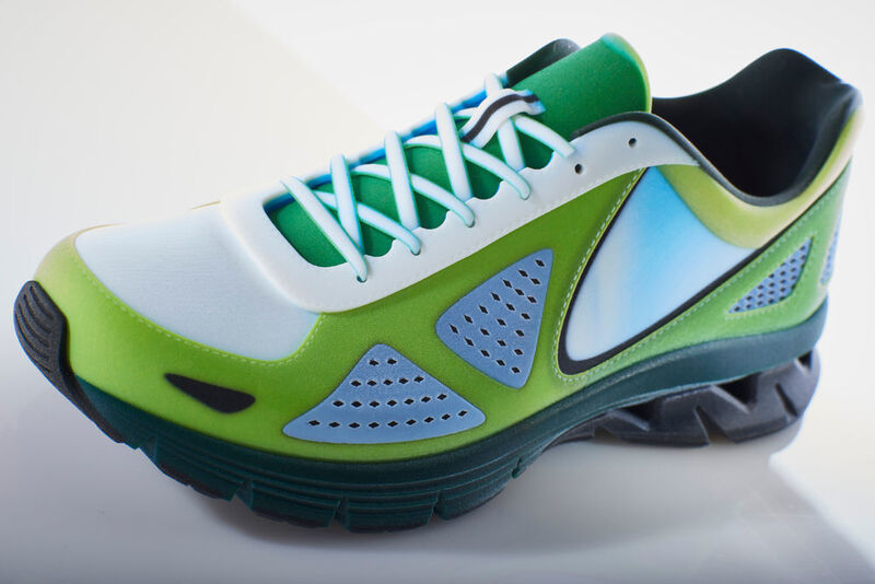 Dieser Sportschuh wurde mit dem 3D-Drucker J750 von Stratasys vielfarbig, mit glatten Oberflächen und einer gummiartigen Sohle hergestellt – in einem Druckvorgang. (Bild: Stratasys)