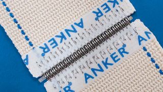 Die ANKER-Verbindungssysteme mit Drahthaken auf Textil-Patch sind besonders wirtschaftlich und langlebig. (Flexco)