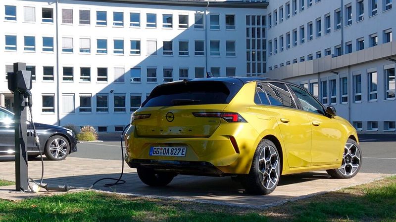 Das sportliche Heck mit den schmalen Rückleuchten und dem kleinen Fenster ähnelt dem des eng verwandten Peugeot 308. (Bild: Rosenow – »kfz-betrieb«)