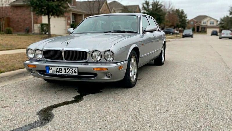 In dem Fall ging es um den undichten Kühlkreislauf eines gebrauchten Jaguars. (Bild:  Gemini / KI-generiert)