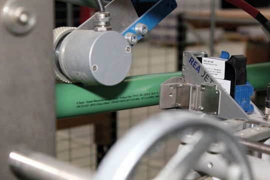 Die Fakuma nimmt REA Elektronik zum Anlass, seine Kennzeichnungssysteme zu präsentieren. Die sorgen nicht nur für klare und langlebige Produktinformationen sondern sie unterstützen auch das Recycling. Hier ein Tintenstrahldrucker bei der Arbeit an einem Kunststoffrohr.(Bild:  REA Elektronik)