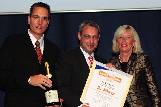 2. Platz Junior Award: Frank Levy (Mitte, Autohaus Yvel, Düsseldorf). Wolfgang Michel und Marion Johl überreichen die Urkunde. (Archiv: Vogel Business Media)