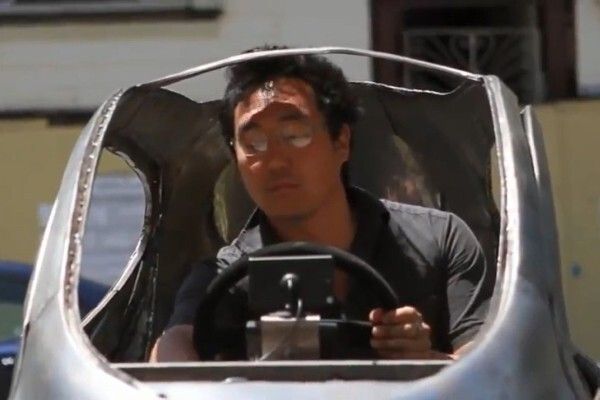 Das C1 von Lit Motors: zwei Gyroskope sorgen dafür, dass der elektrische Zweiradkabinenroller nicht umfallen kann - auch nicht bei einem Unfall (Bild: Lit Motors)