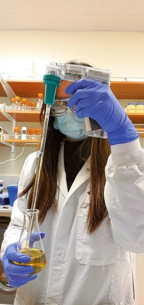 Die Forscherin Whitney Ong mit dem Pipetboy (Integra Biosciences)