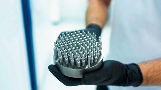 Plenum produziert auf den beiden vorhandenen Truprint 1000 derzeit rund 40.000 Implantate pro Jahr in 35 verschiedenen Größen. Je nach Größe der winzigen Schrauben werden pro Druckvorgang zwischen 200 und 300 Stück aus dem Pulver aufgebaut. (Plenum)