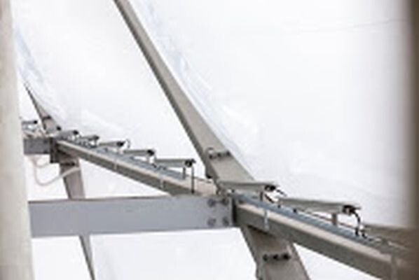 LED-Leuchten hinter den Luftkissen: Die Umrüstung erfolgte in Abschnitten von jeweils vier Rauten Breite und elf Rauten Höhe. Wöchentlich wurden etwa 250 Leuchten angeliefert und verbaut. (Bilder: Philips)