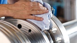 Sanftes Säubern in Elektro- und Präzisionstechnik, Maschinen- und Apparatebau: Mewatex Ultra poliert nahezu flusenfrei und hinterlässt praktisch keine Rückstände. (Mewa)