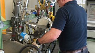 Eine schnelle Umrüstung und Wiederinbetriebnahme ist bei der Vor-Ort-Kalibrierung möglich. (Bild: E+H)