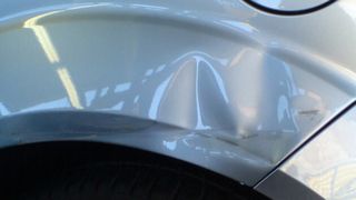 Künftig könnte ein Sensor kleinere Blechschäden am Auto registrieren und Informationen zur Entstehung speichern. (Foto: KESS)