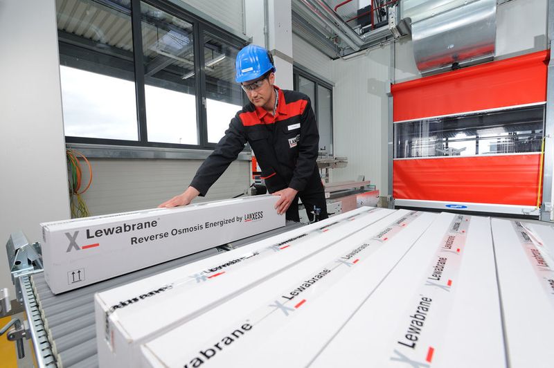 Fertig zum Transport. Seit dem Produktionsstart im September 2011 und der Markteinführung Anfang 2012 hat Lanxess das Produktspektrum an Membranelementen kontinuierlich ausgebaut. Heute stehen zahlreiche Elementtypen für die Aufbereitung von Brack- und Meerwasser in unterschiedlichen Größen zur Verfügung, die wahlweise besonders hinsichtlich Fouling, Energieverbrauch oder Produktionsleistung optimiert sind. (Lanxess)
