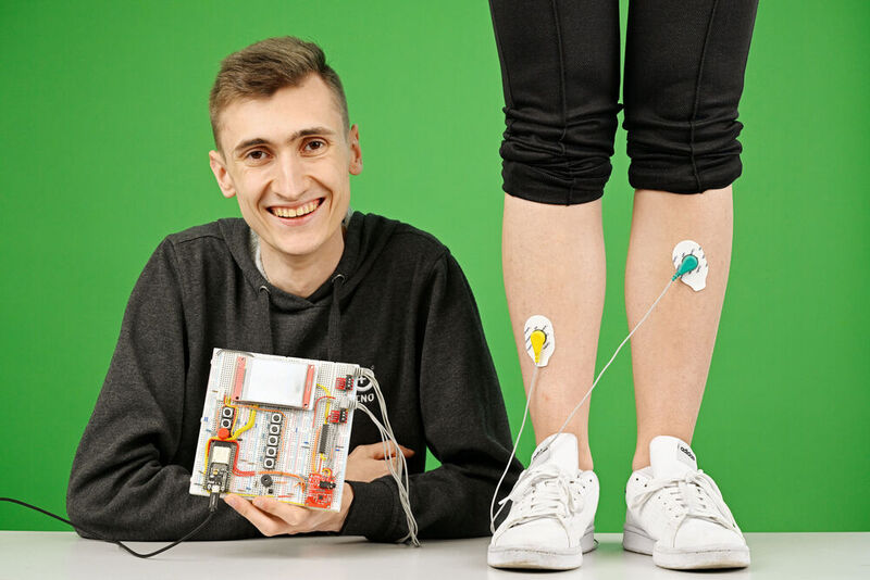 Bastian Auer (20) aus Bayern hat ein patientenschonendes EKG-Konzept entwickelt, bei dem nur noch vier von zehn Elektroden angelegt werden müssen. Neuronale Netzwerke rekonstruieren die fehlenden Signale der sechs schwerer anzubringenden Elektroden. (Bild: Stiftung Jugend forscht e V. / Max Lautenschläger)