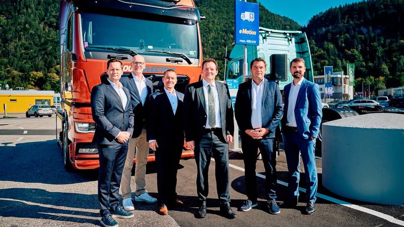 Freuen sich über die Inbetriebnahme des Siemens Sicharge Flex-Ladesystem an der OMV-Station in Kufstein: Peter Vysny (VP International Operations & eMobility OMV), Marcel Rümenapf (Head of Sales Europe, Siemens eMobility), Michal Kubinec (Geschäftsführer von OMV Retail Österreich), Rene Zumtobel (Landesrat Tirol), Gerrit Pürstl (Head of Siemens eMobility CEE), Matthias Medwenitsch (Department Manager E-Mobility AT, OMV) (Bild:  Siemens eMobility)