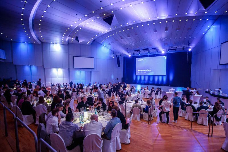 Nach viel Input endete der Tag schließlich mit einer ausgelassenen Abendveranstaltung im großen Festsaal des Palatins. (Bild: Jacob)