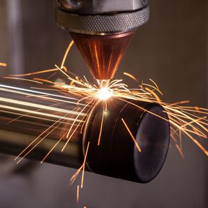 Hier sieht man, wie der EHLA-Prozess abläuft. Verschleiß- und Korrosionsschutzschichten werden dabei mittels Laserstrahlung schnell, präzise und damit effizient aufgetragen. Ein weiterer Vorteil ist, dass das Laserauftragschweißen auch zur Reparatur genutzt werden kann, was zur Ressourceneffiizienz einen deutlichen Beitrag leistet, heißt es.(Bild:  RWTH Aachen)