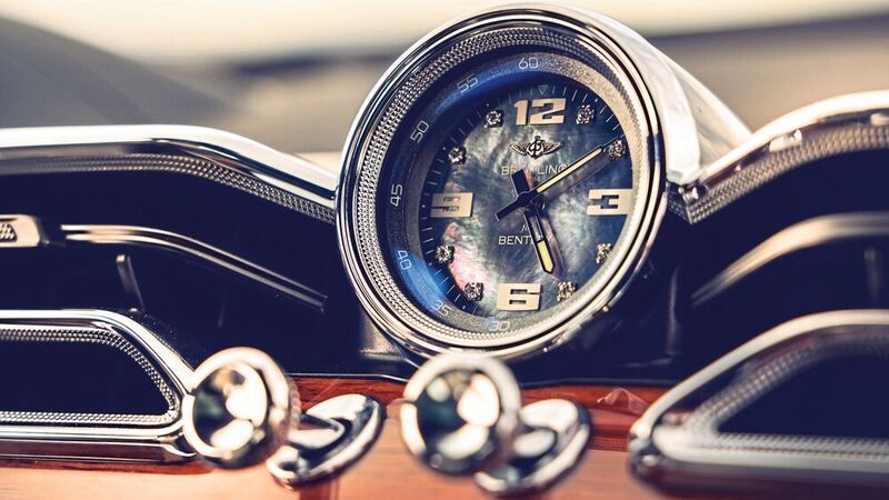 Schönes Topping: Eine Breitling-Uhr thront in der Mitte des Armaturenbretts. (Bentley)