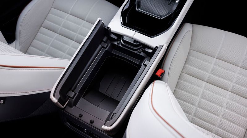 Für Stauraum ist gesorgt, beispielsweise in Form eines großen Fachs zwischen den Vordersitzen. (Bild: Renault)