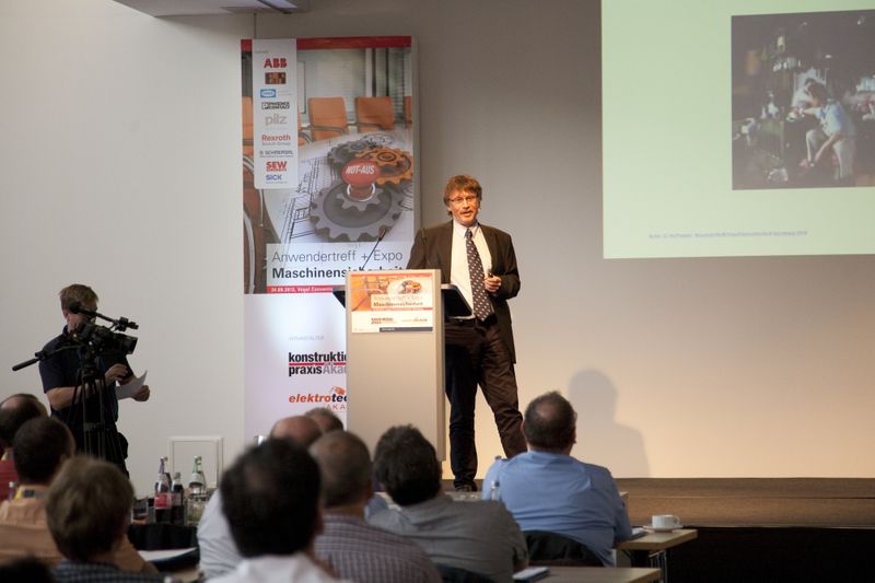 ... und eröffnete dem Publikum schon am Anfang wichtige Punkte, die es bei der Inbetriebnahme von Arbeitsmitteln/Kleingeräten zu beachten gilt.  (D. Vogt, Vogel Business Media)