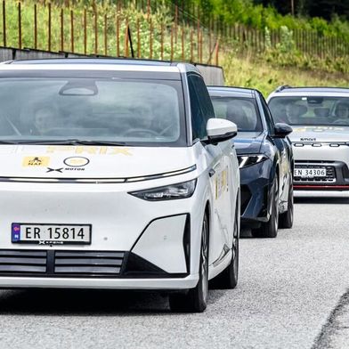 Elektroautos im Test des norwegischen Autofahrerverbands NAF – im Vordergrund der Testsieger Xpeng X9. (Bild: Xpeng)
