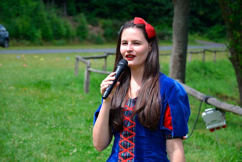 Am Schluss wurde es sogar märchenhaft: Die nahegelegene Stadt Lohr vermarktet sich seit einigen Jahren als Schneewittchenstadt, und so stand die Märchengestalt denn auch rot wie Blut, weiß wie Schnee und schwarz wie Ebenholz vor den Teilnehmern. (Bild: Dotzler, Dominsky, Lacher, Maderner, Michel, Rosenow, Schweitzer/»kfz-betrieb“)