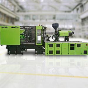 Die Mittelkonsolen mit sensitiver Oberfläche werden am Messestand auf einer Duo 350 Spritzgießmaschine hergestellt. 