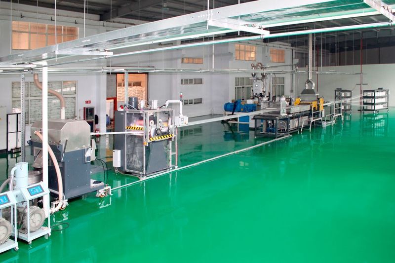 Insgesamt 64 Stränge hat die Pultrusionsanlage von Protec, die bei Suzhou Hechang Polymeric Materials, kurz HCJH, in der chinesischen Provinz Jiangsu letztes Jahr ihren Dienst aufgenommen hat, um verschiedenst gemixte LFT-Pellets für die Herstellung von Automobilteilen zu fertigen.  (Suzhou Hechang Polymeric Materials)