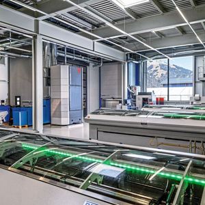 Sauber und kühl: Vom Klimatower profitieren beim Lohnfertiger Moser Mechanik AG Mitarbeitende und Maschinen.