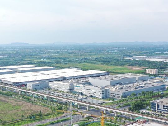 Die Fabrik reduzierte ihre direkten und energiebezogenen CO₂-Emissionen bis 2024 um 28 Prozent.(Bild:  Siemens)