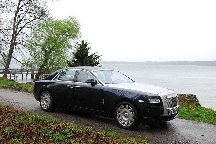 Am Starnberger See sind edle Autos Massenware. Doch ein Rolls-Royce ist eindeutig der größte Karpfen im Teich. (Foto: Rosenow)