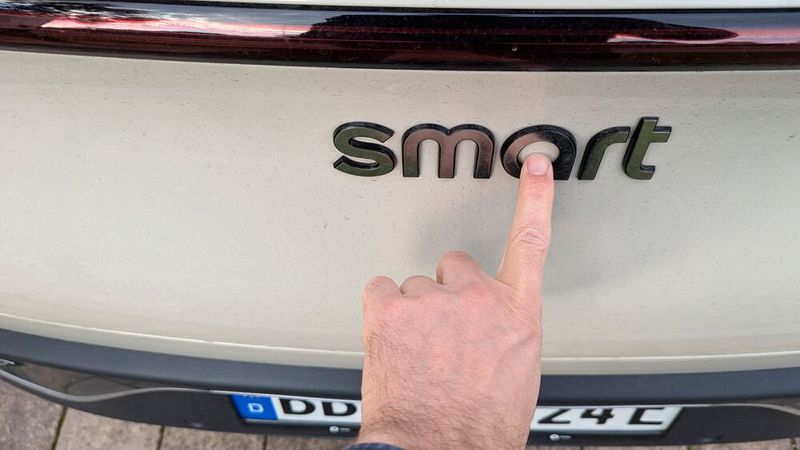 Der Kofferraum öffnet sich per Schlüssel – oder mit einem Druck auf den im Smart-A versteckten Taster. (Bild: Rosenow – VCG)