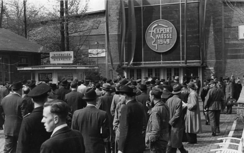 Das Bild zeigt die Eröffnung der dritten Exportmesse. Auf rund 68.000 m² Fläche stellten etwa 2.600 Unternehmen aus. (Bild: )