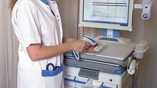 Die Amis-Medikamentenbox: Sie ist in Bezug auf Bedienung und Design in den Amis-Wagen eingepasst. (Bild: Alphatron Medical Innovations)