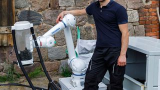 Der Digitalisierungs- und Automatisierungsexperte Dr. Tobias Brett möchte mit seinem Unternehmen Rockfarm gegen den Klimawandel antreten. Denn Mauern aus Lava- oder Vulkangestein, die Rockfarm baut, sind sozusagen CO2-Magnete und -Speicher. (Bild: Independent light)