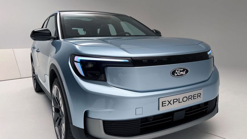 Die Kölner bieten den Explorer mit einem permanent-erregten Synchronmotor an der Heckachse mit 125 kW und kleiner Batterie (ca. 52 kW) sowie 210 kW Motorleistung und größerer Batterie an. Die dritte Variante verfügt neben der großen Batterie über einen Asynchronmotor an der Frontachse. Die Allrad-Version hat eine Systemleistung von 250 kW.  (Bild: Dirk Kunde)