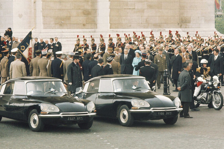 Königin Elizabeth II. von England nutzt 1972 bei ihrem Staatsbesuch in Frankreich einen Citroën DS als Paradewagen.  (Foto: Citroën )