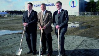 Spatenstich im Duisburger Hafen: Kühne + Nagel rechnet für Juni 2008 mit der Fertigstellung seines Erweiterungsbaus im größten Binnenhafen der Welt. Bild: Duisport (Archiv: Vogel Business Media)