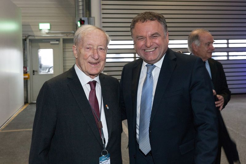 Eberhard von Kuenheim und Betriebsratschef Dingolfing Stefan Schmid (rechts). (BMW)