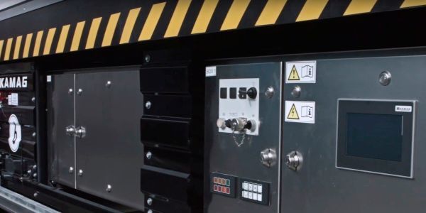 Der On-Bord-Akkulader des AGV (Bild: Kamag)