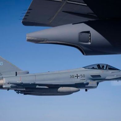 Europa will sich für militärische Konflikte vorbereiten. Da sind KI-Systeme, die etwa Kampfflugzeuge steuern können, wichtig (Symbolbild). Helsing ist Spezialist für so etwas und meldet, dass Investoren einen hohen Millionenbetrag für weitere Entwicklungen lockergemacht haben. (Bild: Verteidigungsministerium)