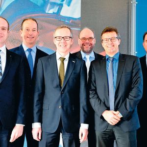 Der AG-Vorstand von links: Marc Kirchhoff (Trumpf), Nicolas Beyl (Krauss-Maffei), Matthias Graf (Dieffenbacher), Klaus-Peter Welsch (Geiss), Peter Egger (Engel Austria) und Jochen Schmidt (Karl Mayer Malimo). Ein weiteres Mitglied, Lothar Gräber von Schuler Pressen, war leider verhindert.
