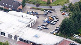 Dominant zeigt sich das Autohaus Kuhn & Witte in Jesteburg. (Foto: Kuhn & Witte)