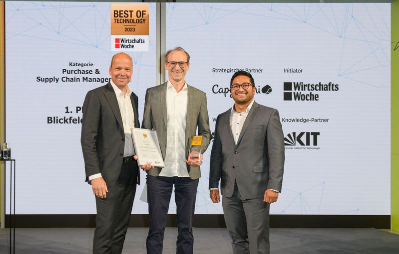 Dr. Florian Petit (Mitte), Gründer und CXO von Blickfeld, nimmt den Best of Technology Award 2023 entgegen.