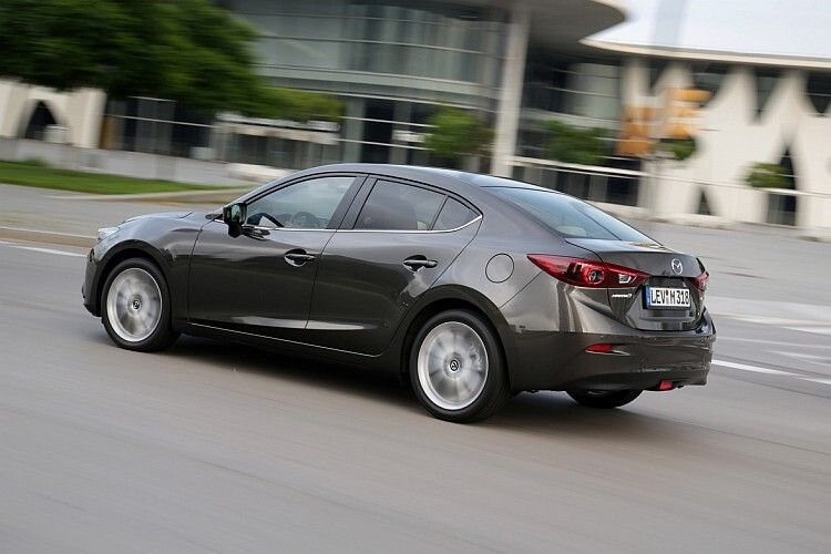 Die coupéhafte Linie des Mazda 3 sieht gut aus, führt aber zu schlechter Sicht aus den hinteren Fenstern. (Foto: Mazda)
