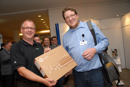 Helge Sahl (AMD) gratuliert Dennis Plöger (HeLi Net Telekommunikation) zum Gewinn des Notebooks „HP Pavillon“. (Archiv: Vogel Business Media)