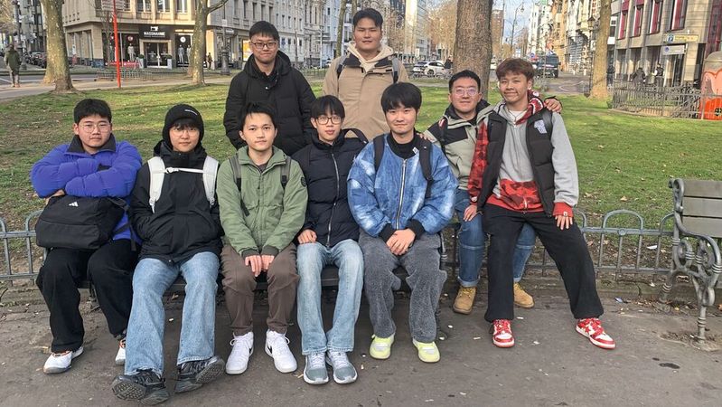 Sie starten im Sommer eine Ausbildung in den Kfz-Betrieben in Köln: einige der jungen Chinesen bei ihrer Ankunft in Köln. (Bild:  Carl Duisberg Centren)