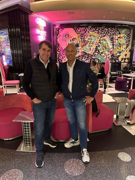 Im Cosmopolitan trifft man oft Leute, wie (l.) Luc von Huystee und Andreas Roth (TD Synnex). (Bild: Vogel IT-Medien)