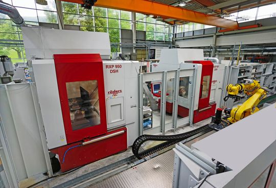Zu den Kernkomponenten der Zelle gehören zwei Röders-HSC-Fräsbearbeitungszentren der RXP-Baureihe sowie ein Handlingroboter auf einer Linearschiene. Zu den Kernkomponenten der Zelle gehören zwei Röders-HSC-Fräsbearbeitungszentren der RXP-Baureihe sowie ein Handlingroboter auf einer Linearschiene.