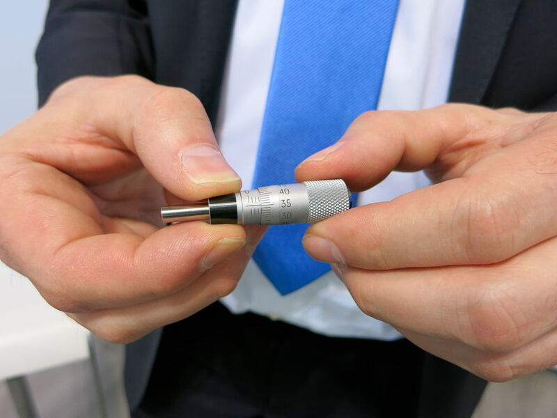 ... und eine Einbaumessschraube, mit der sich Mikroskope oder Analysegeräte genau einstellen lassen. (Bild: Devicemed / Schäfer)