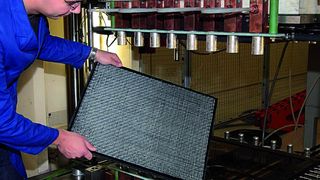 Variothermes RTM-Werkzeug mit Induktionsheizung am Institut für Verbundwerkstoffe in Kaiserlautern. An diesem Werkzeug wurde der Einfluss der variothermen Prozessführung auf die Zykluszeit untersucht. (Bild: IVW)