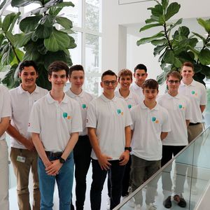 Zehn der 13 qualifizierten Bühler-Lernenden für die IndustrySkills 2023 (drei Lernende konnten beim Fototermin leider nicht dabei sein).(Bild:  Bühler AG)