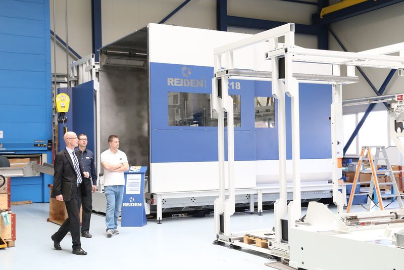 Hausausstellung bei Reiden Technik: Gebiets-Verkaufsleiter Patrick Glantzmann mit Kunden  bei der Präsentation des Maschinenportfolios. (Matthias Böhm)